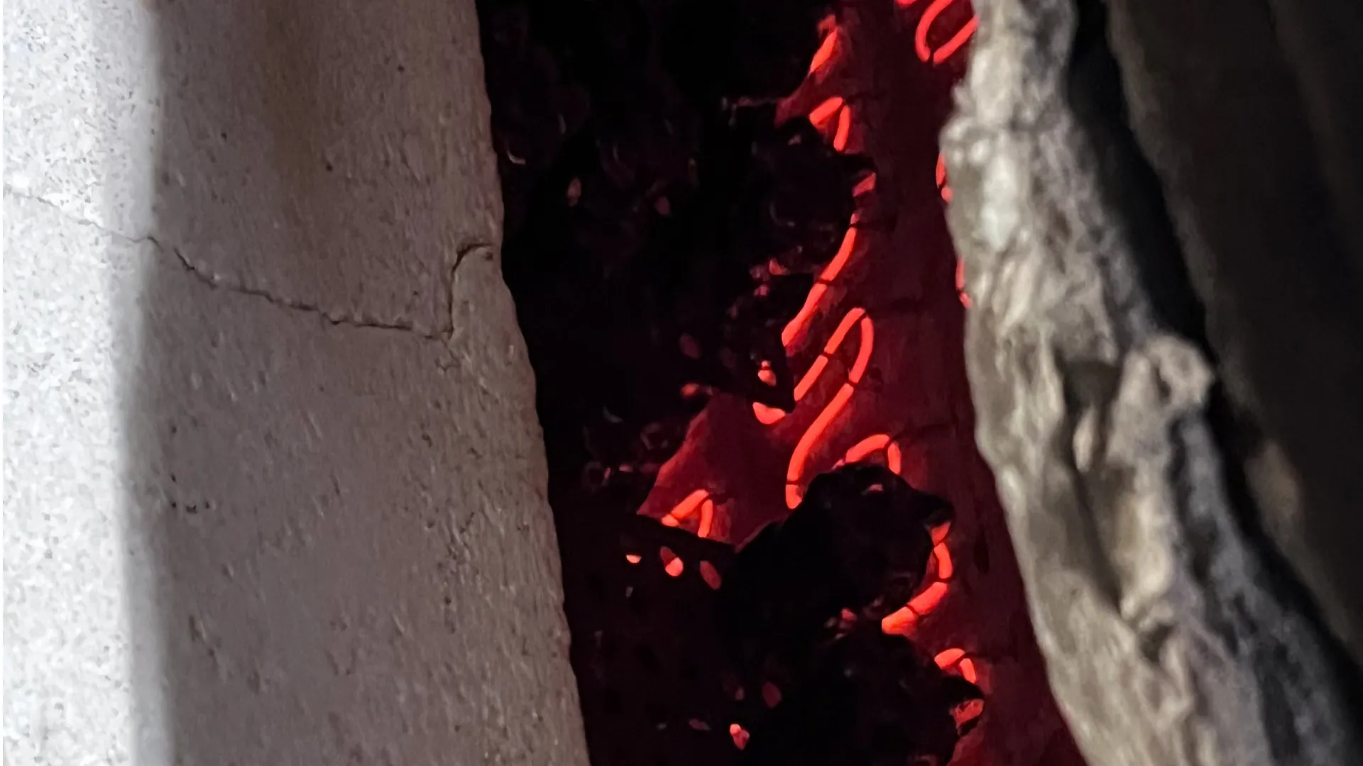 絵を施された商品を、電気窯で焼成します。（焼成時間約8時間 800°C）